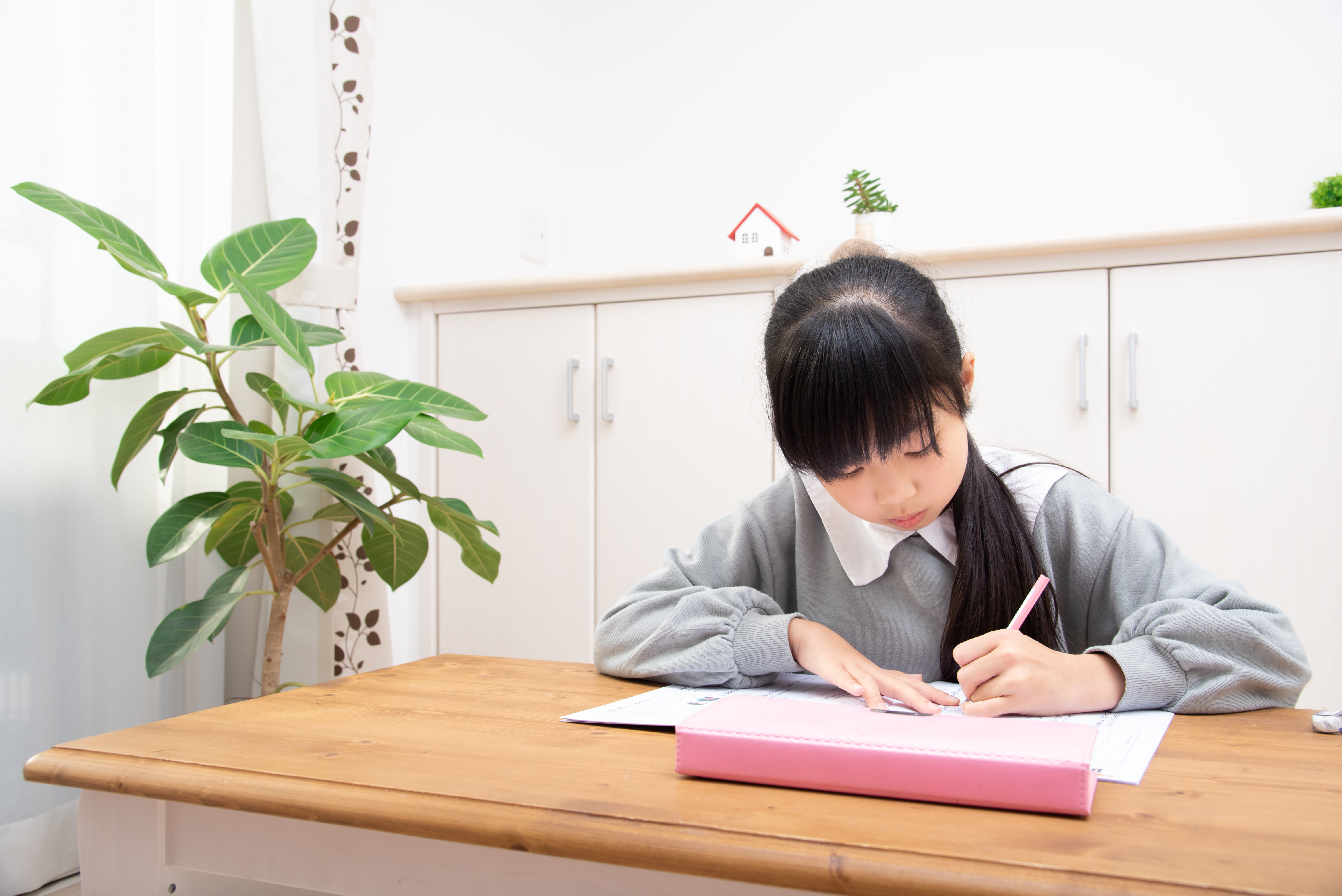 勉強をする小学生の女の子 | 親のための中学受験ブログ 第三者に勉強を教わる子ども