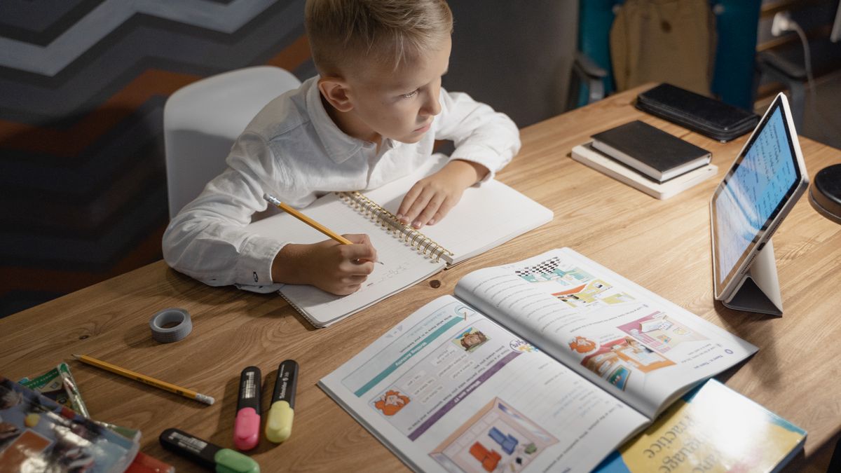 机で集中して勉強する小学生 | 親のための中学受験ブログ 机で集中して勉強する小学生