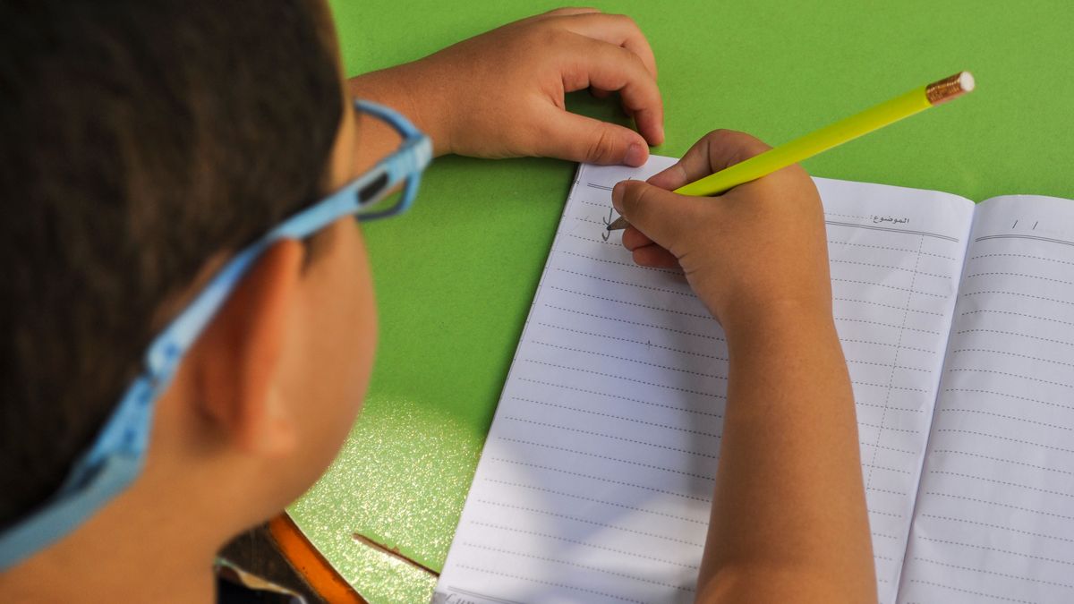 ノートに書き込みながら勉強する小学生 | 親のための中学受験ブログ ノートに書き込みながら勉強する小学生